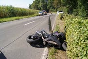 Der Motorradfahrer verletzte sich beim Unfall auf der Schochenmühlestrasse leicht. (Bild: Zuger Polizei)