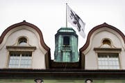 Die Regierung will mit dem Gegenvorschlag warten, bis der Entwurf der Verfassungsreform vorliegt. Bild: APZ