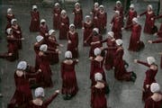 Die stummen Gebärmägde Gileads aus Margret Atwoods Roman «Der Report der Magd» – Foto aus der TV-Verfilmung « The Handmaid’s Tale» aus dem Jahr 2017.Bild: hulu