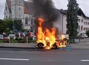 Das Quad in Vollbrand. (Bild: Luzerner Polizei, Hildisrieden, 11. September 2019)