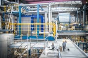 Der neue Wärmetauscher im blauen Gehäuse steht in einem eigens eingebauten Zwischenboden der Zuckerfabrik. (Bild: Andrea Stalder)