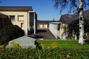 Der neue Abdankungsraum befindet sich im Gebäude links im Bild, die christliche Kapelle rechts. Zwischendrin ist ein Platz entstanden, der für Zeremonien mitbenutzt werden kann. (Bilder: Sandro Büchler, 12. September 2019)