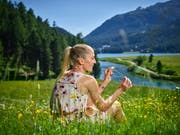 So sieht man Daniela Ryf selten in der Öffentlichkeit: Die weltbeste Langdistanz-Triathletin beim Ausruhen auf einer Blumenwiese bei St. Moritz. (Bild: René Ruis/Keystone, 10. Juli 2019)