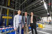 Posieren im automatisierten Hochregallager: (von links) Fust-Logistikchef Thomy Hess, Fust-Gründer und Ex-Patron Walter Fust, Fust-Chef Thomas Giger.