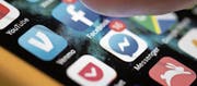 Durch Apps wie Facebook ist man kontant mit seinen Freunden in Verbindung. (Bild: Jenny Kane/AP)