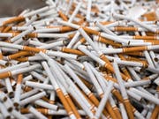 Der Tabakkonzern British American Tobacco (BAT) will aufgrund des rückläufigen Zigarettenabsatzes in seinen Hauptmärkten 2300 Stellen streichen. (Bild: KEYSTONE/STEFAN MEYER)