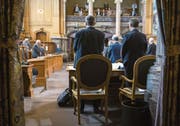 Mitglieder des Ständerats gedenken zu Beginn der letzten Herbstsession der beiden im August verstorbenen früheren Bundeskanzler Annemarie Huber-Hotz und Walter Buser. (Bild: Alessandro della Valle/Keystone, Bern, 9. September 2019)