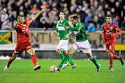 Cup-Viertelfinal 2012: St.Gallens Oscar Scarione gegen Winterthurs Savvas Exouzidis. Nach einer 2:0-Führung schied der FC St.Gallen damals mit 4:5 im Penaltyschiessen aus. (Bild: Urs Bucher - 22. März 2012)