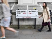 Unruhen, Versorgungsengpässe, Lastwagenstaus: Die britische Regierung hat ein Brexit-Szenario veröffentlicht. Passantinnen vor Whitehall in London. (Bild: KEYSTONE/EPA/ANDY RAIN)