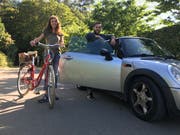Praktikantin Leonie Herde geht mit dem Velo ins Rennen, Redaktor Nicola Ryser nimmt das Auto. (Bild: Gianni Amstutz)