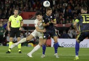 Kosovo-Nationalspieler Idriz Voca (rechts) im Kampf um den Ball gegen den Engländer Harry Maguire. (Bild: Matt Dunham/AP, Southampton, 10. September 2019)