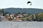 Ein Kite-Surfer mit seinem Lenkdrachen gleitet über den Untersee vor Berlingen. (Bild: Reto Martin)