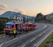 Die Feuerwehr Sattel regelte den Verkehr. (Bild: Geri Holdener / Bote der Urschweiz)