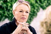 Miss Tagesschau: Katja Stauber, 57, moderiert seit fast dreissig Jahren die Hauptausgabe des Schweizer Fernsehens. Bild: SRF