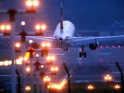 Höhere Abgaben für verspätete Nachtflüge: Damit will der Flughafen Genf die Lärmbelastung begrenzen. (Bild: Keystone/MARTIN RUETSCHI)