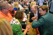 Wollen an die Parteispitze: Olaf Scholz und Klara Geywitz (rechts) auf Tuchfühlung beim Saarbrücker Publikum. (Bild: Keystone 4. September 2019)