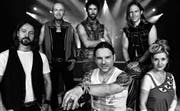 Die Tributeband «The Queen Kings» lässt zum Auftakt der Kulturbrugg-Festivaltage eine nahezu perfekte Queen-Illusion entstehen. Sänger Sascha Krebs (vorne Mitte) ist seit seiner Jugend Queen-Fan und studierte Gesang. (Bild: pd)