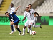 Serey Die (am Ball) verstärkt ab sofort den Challenge-League-Klub Aarau (Bild: KEYSTONE/EPA/KATIA CHRISTODOULOU)