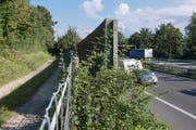 Die inzwischen 19 Jahre alte Lärmschutzwand schützt die Anwohner in der Gemeinde Eich nicht genügend. (Bild: Nadia Schärli, Eich, 17. August 2017)