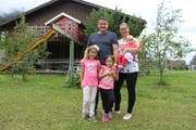Dani Arnold posiert auf seinem Bauernhof in Schattdorf mit seiner Frau Maria und den Kindern Anna Sophia, Sarah und Elena. (Bild: Markus Zwyssig, Schattdorf, 2. September 2019)