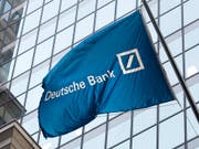 Flagge der Deutschen Bank vor deren Büros an der New Yorker Wall Street. (Bild: KEYSTONE/AP/MARK LENNIHAN)
