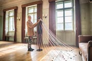 Gehäkeltes Schultertuch mit 60 Strängen: Cornelia Schedlers Installation «Zeitkleid». (Bild: Andrea Stalder)