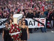 In einem «Trauerzug» zogen Projurassier Ende August nach dem Urteil des bernischen Verwaltungsgerichts durch Moutier. (Bild: KEYSTONE/JEAN-CHRISTOPHE BOTT)