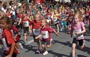 Am Samstag ab 15.30 Uhr beherrschen Laufsportlerinnen und Laufsportler das Städtli. (Bild: Archiv/uh)