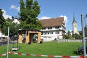 Dreieinhalb Tage haben die Mitarbeiter des Schweizer Fernsehens Zeit, um den Festplatz vor der Propstei in Alt St.Johann einzurichten und mit der notwendigen Technik zu versehen. (Bild: Sabine Camedda)