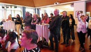 Der Nationen-Apéro sorgte für fröhliche Gesichter, bunte Farben, vielfältiges Sprachengewirr und beschwingte Musik. Bild: pd