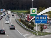 Auf Autobahnraststätten soll künftig Alkohol ausgeschenkt werden dürfen. An der Liberalisierung will der Nationalrat vorbehaltlos festhalten. (Bild: KEYSTONE/GAETAN BALLY)