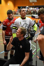 Ad Astra-Trainer Eetu Vehanen (vorne) gibt Roger Berchtold, Mario Britschgi und Roman Schöni (hinten von links) taktische Anweisungen. Bild: Simon Abächerli
