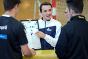 Roman Pfründer gibt seinen Spielern taktische Anweisungen. (Bild: Ralph Ribi)