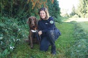 Polizeihündin Raila mit ihrer Führerin. (Bild: Kapo SG)