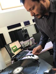 Tonmeister Emiliano Flores speichert den Nürnberger Prozess digital. Bild: zvg