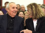 Sybil Albers-Barrier (r), hier 2001 im Liechtensteiner Kunstmuseum zusammen mit ihrem Lebenspartner Gottfried Honegger, ist am 2. September 2019 im Alter von 84 Jahren gestorben. (Bild: Keystone/ARNO BALZARINI)