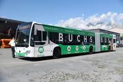 Der Liemobil-Gelenkbus, der «Buchs Bus», ist im alltäglichen Verkehr als rollende Standortwerbung nicht zu übersehen. (Bild: Hansruedi Rohrer)