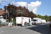 Die Übertragungswagen stehen nahe beim Sendeplatz, das ist für die Techniker ein grosser Vorteil. (Bild: Sabine Camedda)