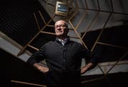 Künstler Roland Rüegg lässt im Lichtensteiger Keller eine Spinne ihre Fäden ziehen. Mit dieser Metapher stellt er den Wunsch nach Sicherheit zur Diskussion.Bild: Benjamin Manser