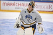 Der wichtigste Transfer in diesem Sommer ist Leonardo Genoni. Nach drei Jahren beim SC Bern steht er neu beim EV Zug zwischen den Pfosten. (Bild: Keystone)