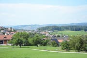 Das Dorf Kirchberg, hier mit Blick auf Husen und Wolfikon (im Hintergrund Wil), soll bis im Jahr 2021 mit Fernwärme versorgt werden. Entscheidend wird sein, wie viele Einwohner sich zum Umstieg auf den neuen Energieträger entschliessen. (Bild: Beat Lanzendorfer)