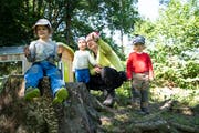 Leiterin Franzi Schäfer zeigt den Kindern, was es im Wald alles zu entdecken gibt. (Bild: Ralph Ribi)