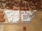 Das Modell zeigt die Umrisse der Gebäude, die künftig auf dem Gebiet Unterfeld Süd (rechts im Bild) entstehen werden. Links im Bild ist das Unterfeld Nord zu sehen. (Bild: Rahel Hug, Baar, 14. Januar 2019)