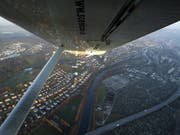 Der Nationalrat will, dass Freizeitpiloten mit dem Tower neben Englisch auch in einer Landessprache kommunizieren können. Im Bild ein Kleinflugzeug im Anflug auf Zürich-Kloten. (Bild: KEYSTONE/URS FLUEELER)