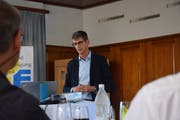 Peter Guler, Gesamtprojektleiter Wil West, informiert das Flawiler Gewerbe über den Stand des Projektes. (Bild: Tobias Söldi)