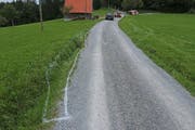 Die Unfallstelle vom Mittwochabend. Die Rütistrasse ist hier ein Kiesweg, der eigentlich für Landwirtschafts- und Forstfahrzeuge gedacht ist. (Bild: Stadtpolizei St.Gallen - 11. September 2019)