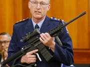 Neuseeland will den Besitz von Waffen strenger regeln. Mit einer ähnlichen Waffe, wie sie ein Polizeioffizier im Parlament vorführte, sind die Anschläge auf zwei Moscheen in Christchurch mit 51 Todesopfern verübt worden. (Bild: KEYSTONE/AP/NICK PERRY)