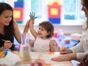 Malen und Singen schon vor dem Kindergarten: Die Schweizer Städteinitiativen fordern, dass alle Kleinkinder in der Schweiz gleich gefördert werden können - egal in welchem Ort sie leben. (Bild: KEYSTONE/GAETAN BALLY)