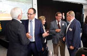 Prominenz an der Einweihung des Logistikzentrums: darunter der St.Galler Bauchef, Regierungsrat Marc Mächler und Fust-Gründer Walter Fust (rechts Mitte).Bild: Ralph Ribi