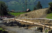 Kollegen des Arbeiters konnten das eingestürzte Element mit Gurten und Ketten an einem Kran anheben (Bildmitte). Bild: Kantonspolizei Schwyz